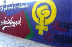 Ahir la CUP Girona i Arran van pintar un mural al barri vell contra la violència de gènere