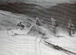 Campament dels esquiadors Pirinencs al Pas dels Lladres, a la zona de la frontera a la Cerdanya com a exercici de dures condicions i a la vegada com a control camuflat de la frontera