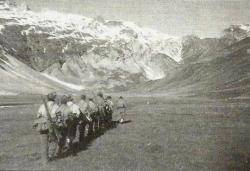 Els esquiadors Pirinencs iniciant una patrulla des de la Vall d'Otal (Arxiu Antoni Nolla i Fort)