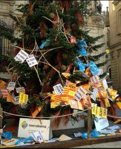 L'abre de Nadal de la plaça Sant Jaume ha estat un dels elements del mobiliari urbà embrutat pels manifestants