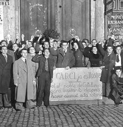 Membres del CADCI puny alçat, al local del sindicat després de ser atacat i clausurat