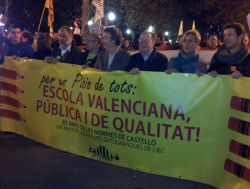 Capçalera de la manifestació @VicentMauri @vicentescola @joanfmira @quimarrufat