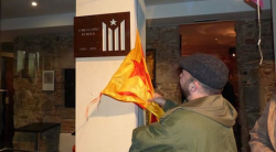 Pere Lecha descobrint (el 13 de desembre de 2013) la placa de l'Espai Toni Lecha i Berges en un indret del Casal Independentista el Forn de Girona