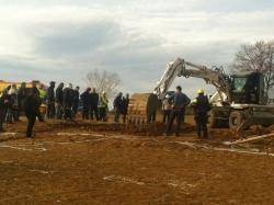 l'excavadora està intentant treure l'home que es troba a 3 metres sota terra