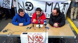 Roda de premsa (a les portes de la comissaria de Vista Alegre) del veí de Fellines Joel Saus, ladvocat Benet Salellas i el diputat de la CUP Quim Arrufat (aguantant la pancarta hi havia els encausats que anaven a declarar)