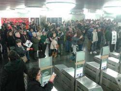 Controls d'accés immobilitzats al Metro de Sagrera, durant la protesta Foto: Oriol_Corral
