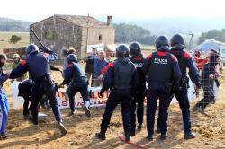 Càrrega dels Mossos a Fellines durant una acció contra la MAT