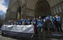 Concentració de col.lectius cristians davant la catedral de Gasteiz.