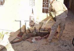 Un soldat dels EUA ruixant amb líquid inflamable un cadàver d'un iraquià