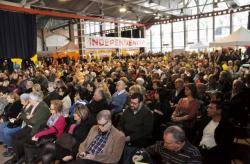 L'auditori Pérez Moya, a les Cotxeres de Sants, ple de gom a gom, amb 400 persones assegudes (ha calgut posar fileres suplementàries de cadires) i un centenar de persones dretes