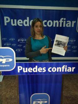 La regidora del PP a Calasparra Davinia Saorín, en una roda de premsa