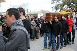 El fèretre de Jordi Canal, portat a espatlles pels seus companys. FOTO: CUP Mataró