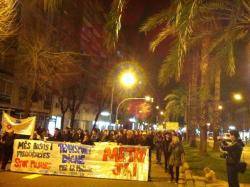 Més de 1.200 persones tallen la Gran Via a la Marina