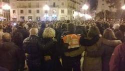 Cinc minuts de silenci agafats de les mans "com a símbol del poder de la ciutadania perquè junts, sí que podem"