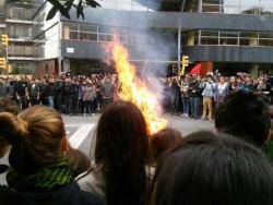 Concentració davant de la conselleria d'Educació a Barcelona