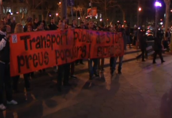 Centenars de manifestants tallen el passeig de Gràcia