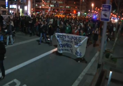 Centenars de manifestants tallen el passeig de Gràcia