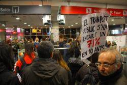 la 7a jornada de protestes veïnals en contra de la pujada de tarifes del transport públic van colapsar un altre cop les estacions de Metro