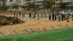 Fotografia realitzada des de l'escola Eulàlia Bota on es poden veure les activitats dels legionaris als antics terrenys de les casernes de Sant Andreu 