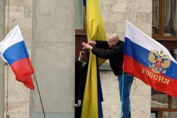 Un manifestant pro-rus treu la bandera d'Ucraïna i posa la bandera russa a l'Ajuntament de Donetsk