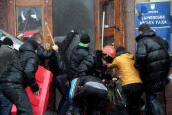 A les ciutats ucraïneses amb majoria de població russa com Khàrkiv i Donetsk també hi ha hagut enfrontaments entre manifestants ucraïnesos i pro-russos.