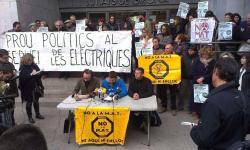 Desenes de persones s'han concentrat avui davant dels jutjats de Girona per donar suport als tres imputats acusats d'haver participat en l'acció del passat gener contra la MAT a Fellines, entre els quals hi havia el regidor gironí de la CUP Jordi Navarro.