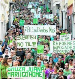 Manifestació a Maó contra la política lingüística del Govern i en favor dels docents