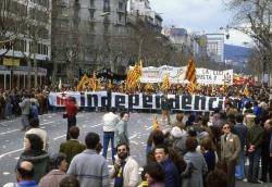 Barcelona 14 de març de 1982. Imatge del bloc independentista a la manifestació contra la LOAPA. 6 militants d'IPC (Independentistes dels Països Catalans) van ser empresonats durant un mes acusats de sedició per portar aquesta pancarta. 