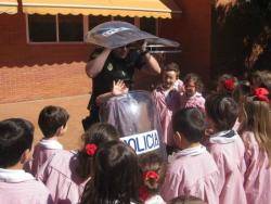 Adoctrinament en repressió a Alacant (nens de P4 i P5 aprenen les  tècniques dels antidisturbis)