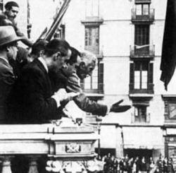 Imatge de Francesc Macià proclamant la República Catalana a la plaça Sant Jaume de Barcelona el 14 d'abril de 1931
