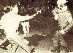 23/04/1985 Manifestants defensant una senyora gran que acabava de ser agredida per la policia