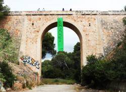 Pancarta verda del Pont del Torrent des Jueus, amb el text ?Força, Jaume!"