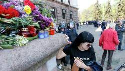 Ofrena floral pels morts de l'incendi a la seu dels sindicats d'Odessa 