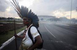 La policia brasilera enfrontant-se als indígenes