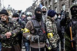 Grup de neonazis armats el passat mes de març a Kiev, que va la premsa occidental va qualificar de "revolta democràtica"