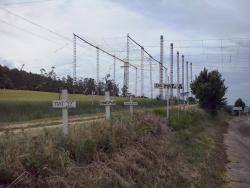 Diumenge passat a diversos trams de la MAT es van tornar a col·locar creus com a símbol de dol pel que suposarà la línia de Molt Altra Tensió pel territori