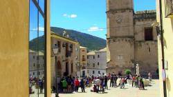 Aspecte de la plaça de l'Ajuntament durant la presentació de la CUP de Biar