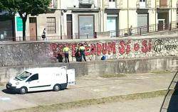 Policia local i Brigada de neteja de Girona esborren murals a favor de la consulta