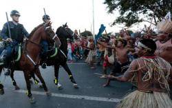 La policia brasilera enfrontant-se als indígenes