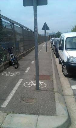 Els indicadors, destinats als vehicles motoritzats que circulen pel carril adjacent, impedeixen el pas en bici i posen en risc la seguretat viària