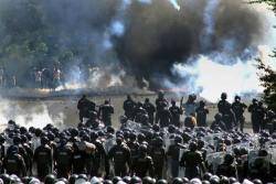 2006 Milers de policies ocupen Oxaca i esclafen la reivindicació popular violentament