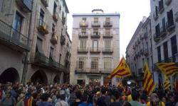 Aquest vespre prop dun miler de persones shan manifestat a Girona contra la presència del rei Felip VI a la ciutat