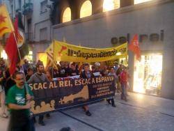 A dos quarts de nou del vespre la concentració es va convertir en una manifestació que va recórrer els carrers de la ciutat