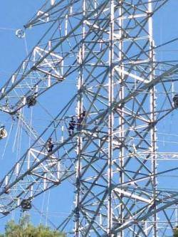  Encadenat al capdamunt de la torre 64 de la MAT