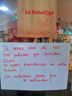 Diversos col·lectius espanyolistes estan promovent una campanya de boicot contra una botiga de Calella (La Biobotiga) perquè va penjar un cartell en contra de la presència de la policia nacional espanyola al municipi