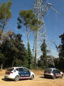  Encadenat al capdamunt de la torre 64 de la MAT 