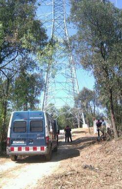  Encadenat al capdamunt de la torre 64 de la MAT 