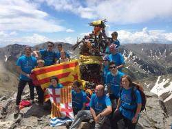 Membres de l'Associació Flama del Canigó d'Igualada davant del feixos dipositats al cim