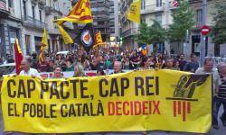 Aquest vespre prop dun miler de persones shan manifestat a Girona contra la presència del rei Felip VI a la ciutat
