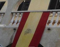 Una regidora del PP de Ròtova penja al balcó rojigualda franquista